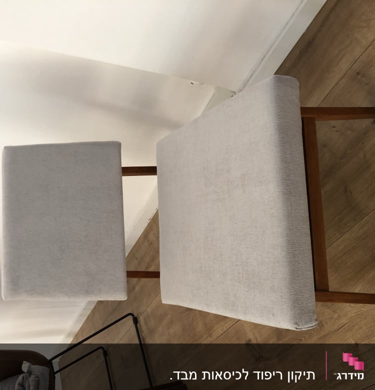 כיסא עם ריפוד בד אפור על רגלי עץ
